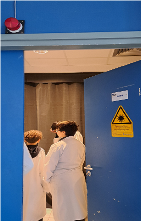 Les collègiens à l'entrée d'une salle de diagnostic laser. 